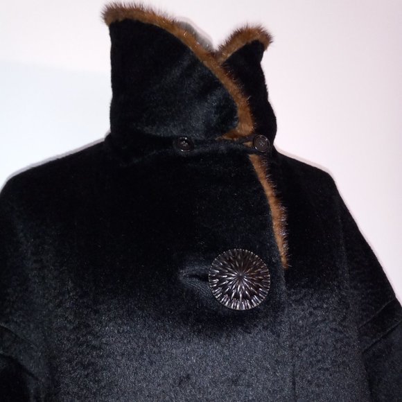 Vintage 1960s black A-line wool coat, three large buttons, faux fur collar - Picture 4 of 16